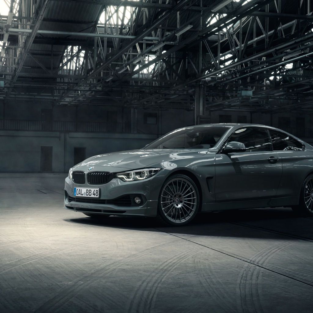 Серебристый автомобиль Alpina B4 S Bi-Turbo Edition 99 в гараже 