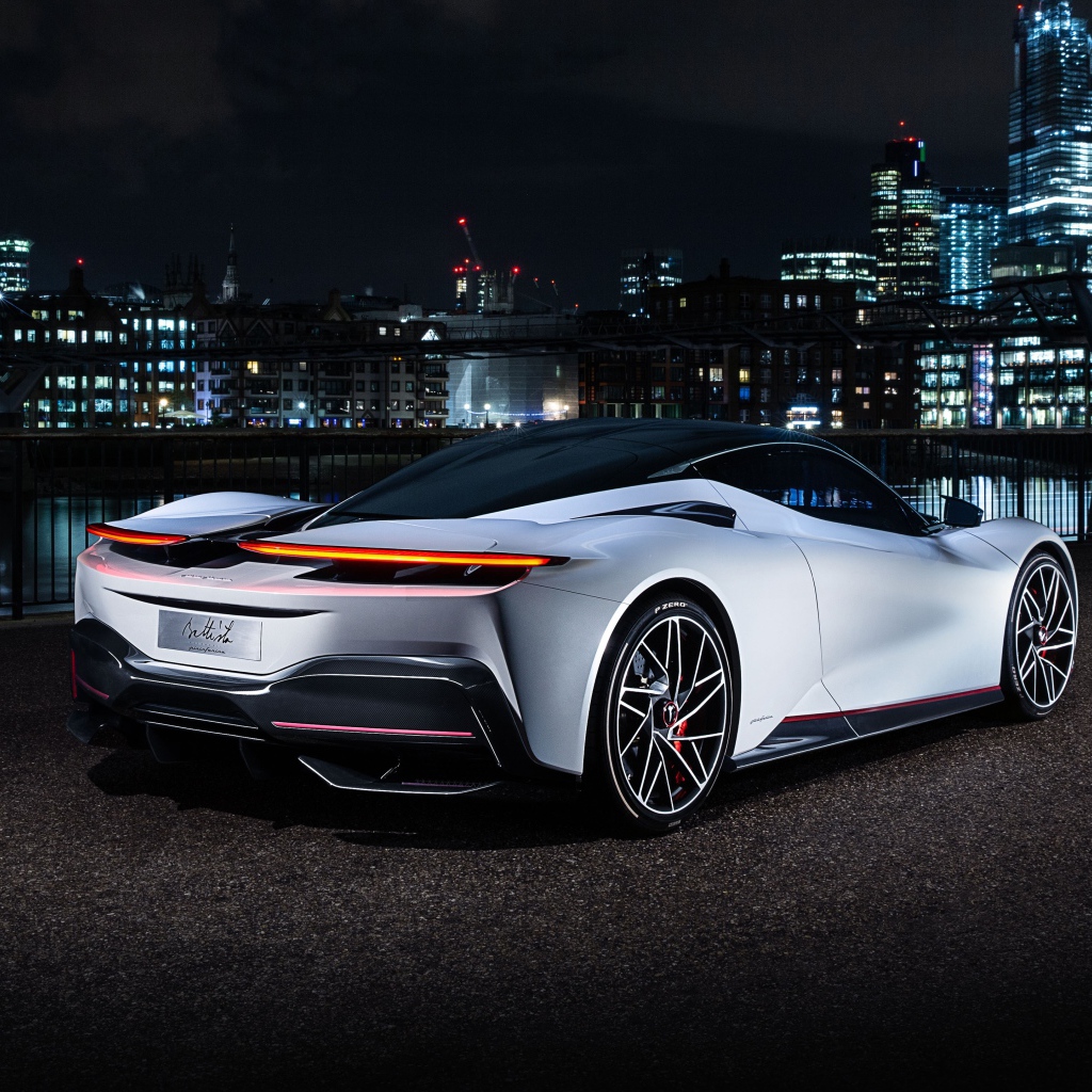 Спортивный автомобиль Pininfarina Battista 2019 года на фоне ночного города
