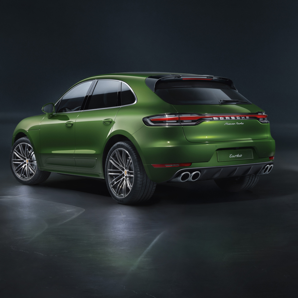 Зеленый автомобиль Porsche Macan Turbo 2019 года вид сзади