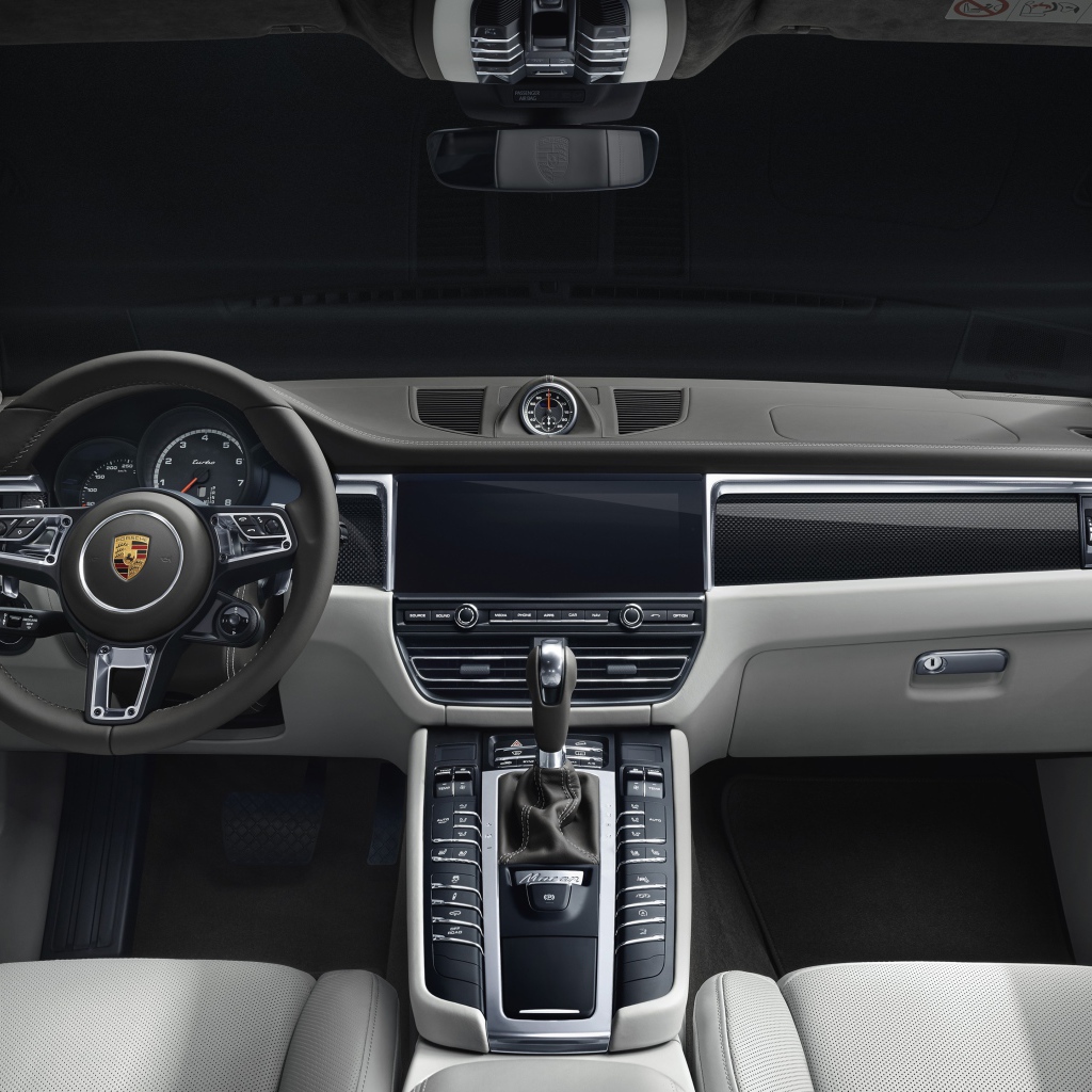Салон автомобиля Porsche Macan Turbo 2019 года
