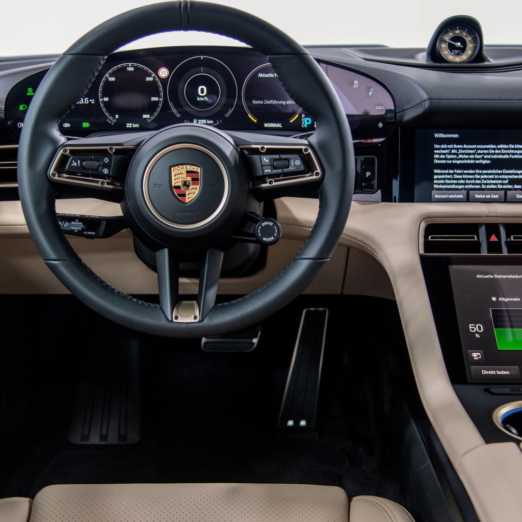 Салон автомобиля Porsche Taycan Turbo 2019 года 