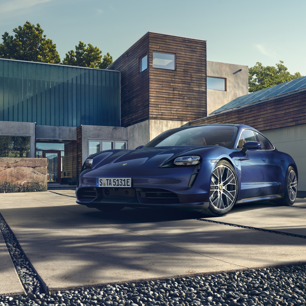 Автомобиль Porsche Taycan Turbo 2019 года стоит у дома