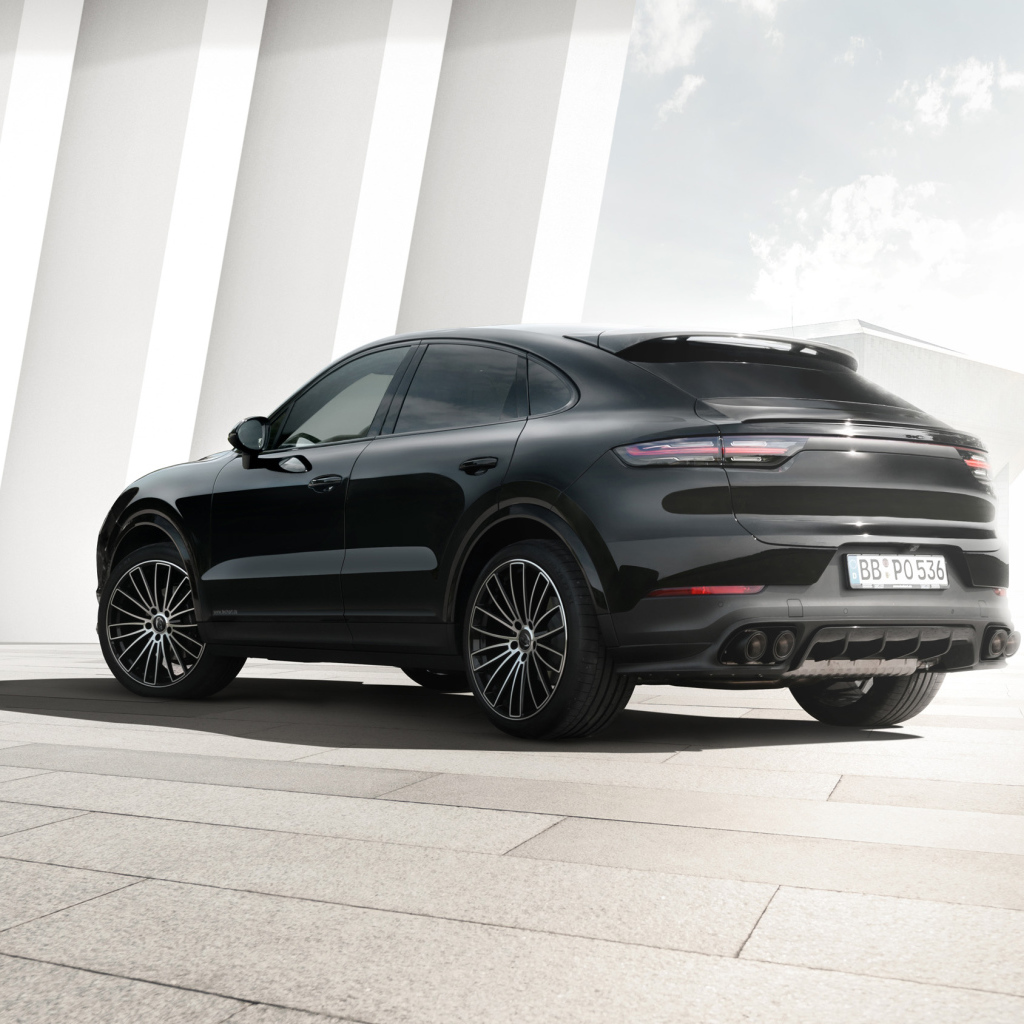 Черный автомобиль Porsche Cayenne Coupe 2019 года вид сзади