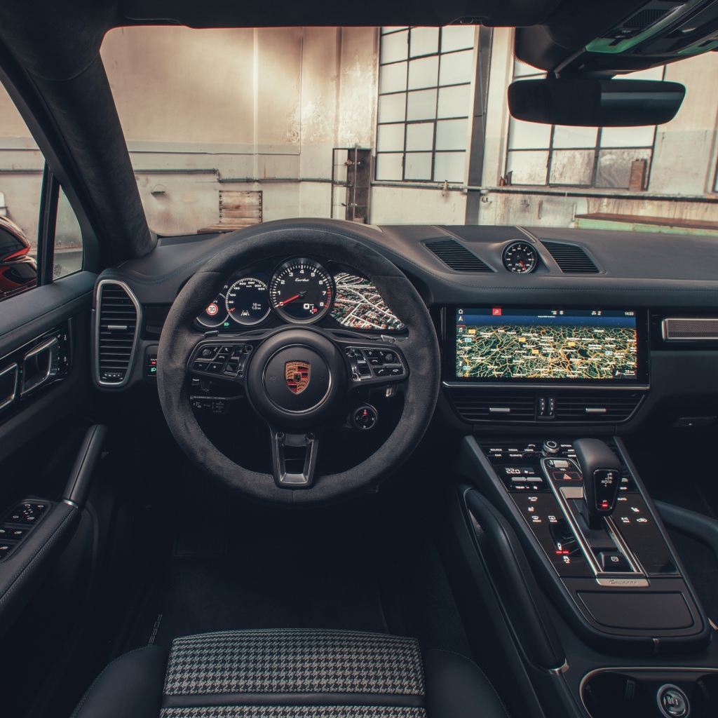 Черный салон автомобиля Porsche Cayenne Turbo Coupe 2019 года