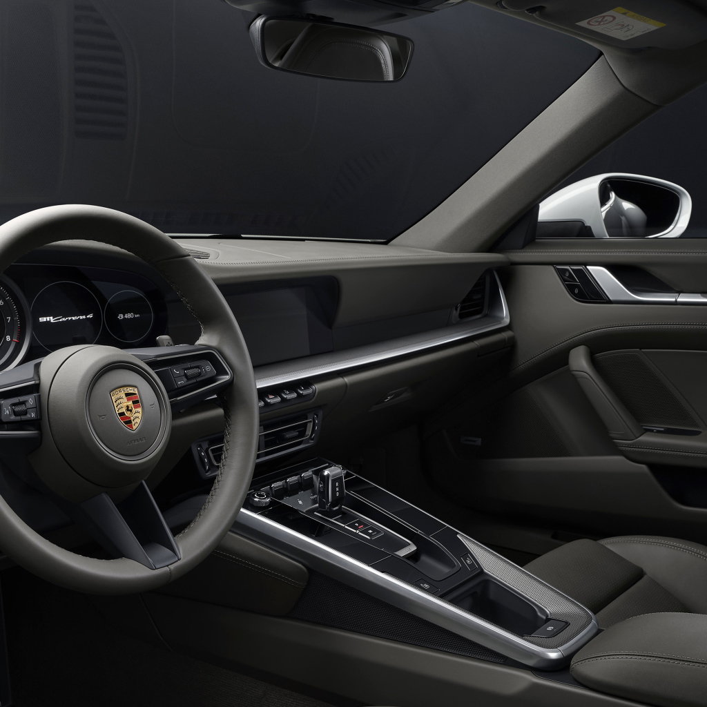 Черный салон автомобиля Porsche 911 Carrera 4 2019  года