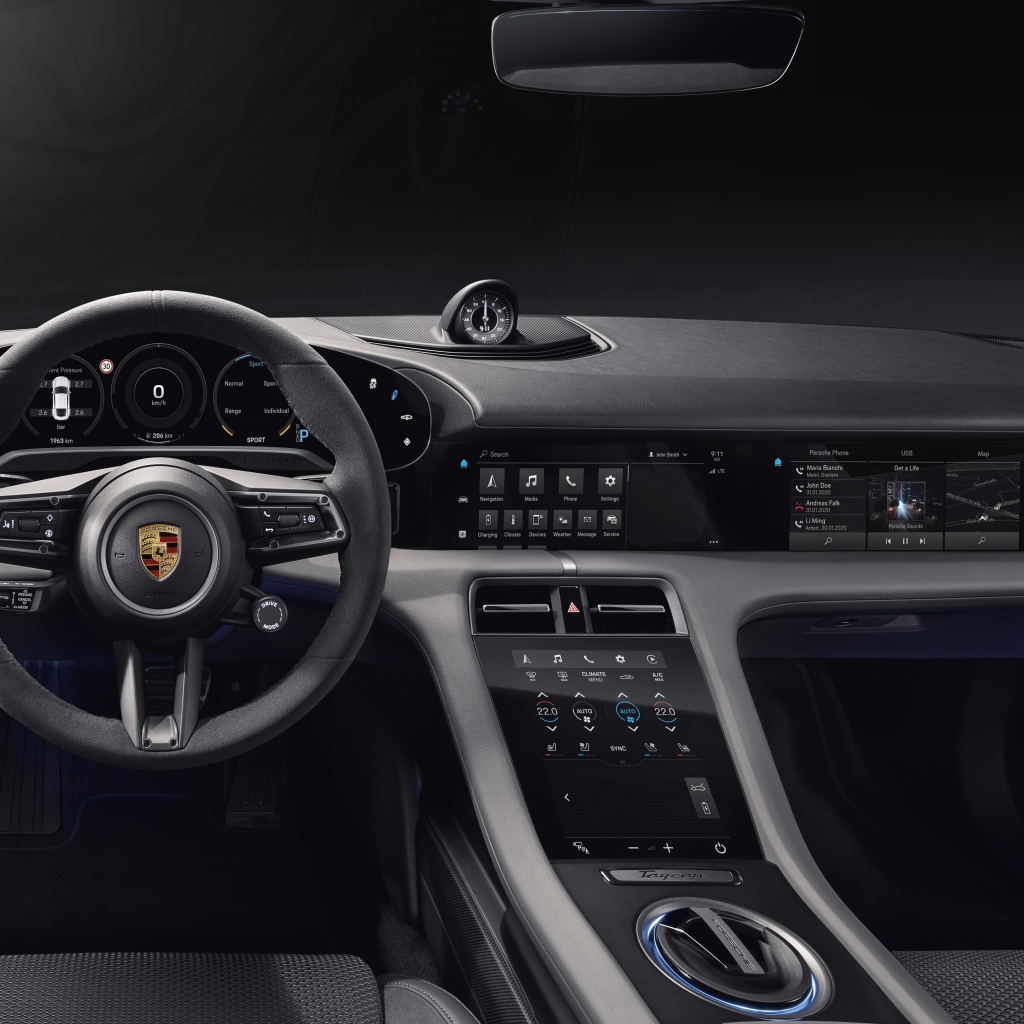 Черный кожаный салон автомобиля Porsche Taycan Turbo 2019 года