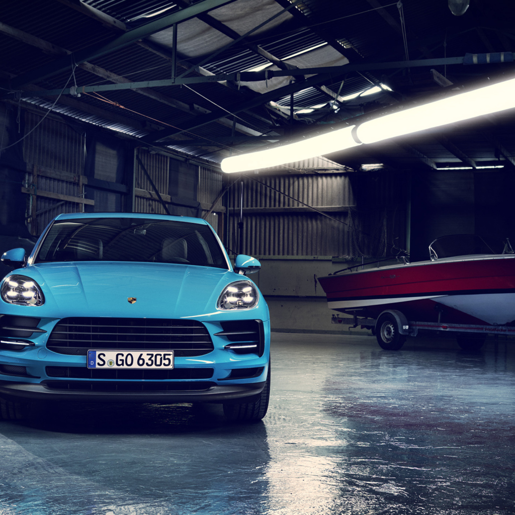 Синий автомобиль Porsche Macan 2019 года в гараже