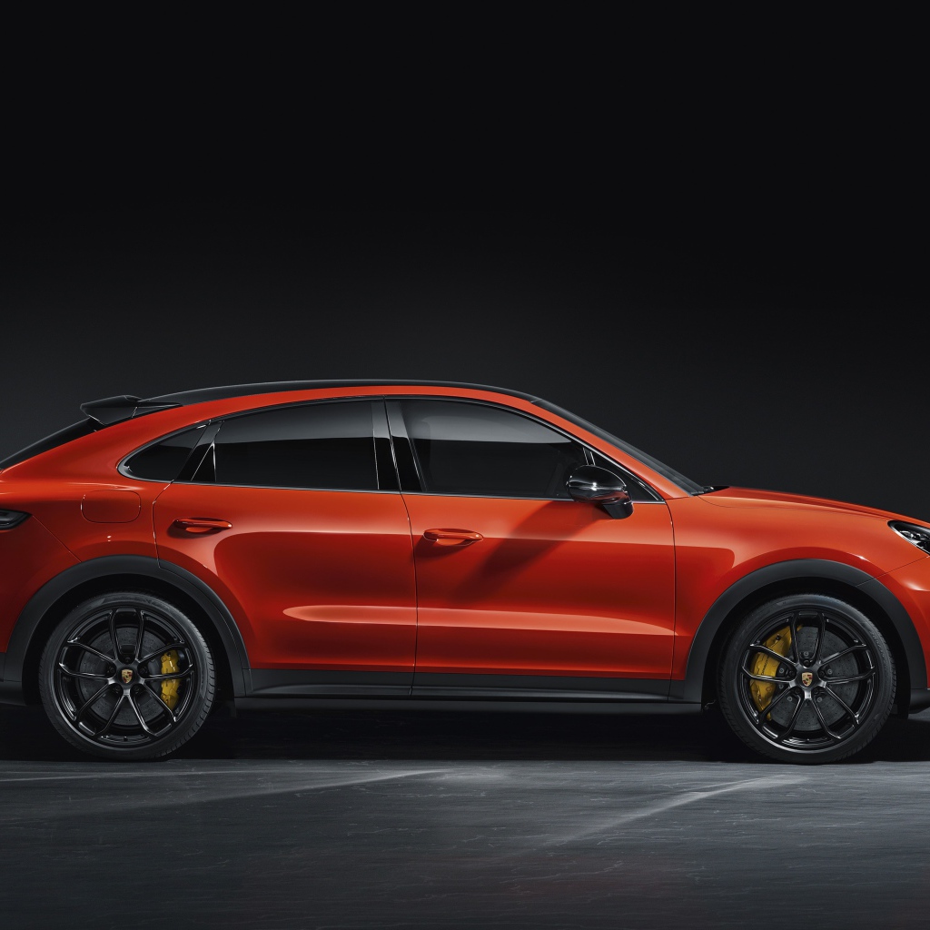 Автомобиль Porsche Cayenne Coupe 2019 года на сером фоне