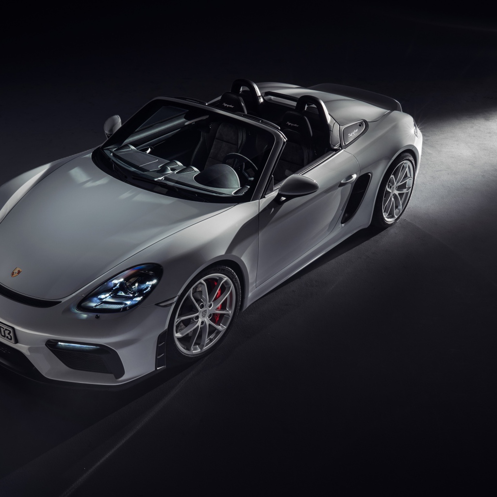 Кабриолет Porsche 718 Spyder 2019, года на сером фоне