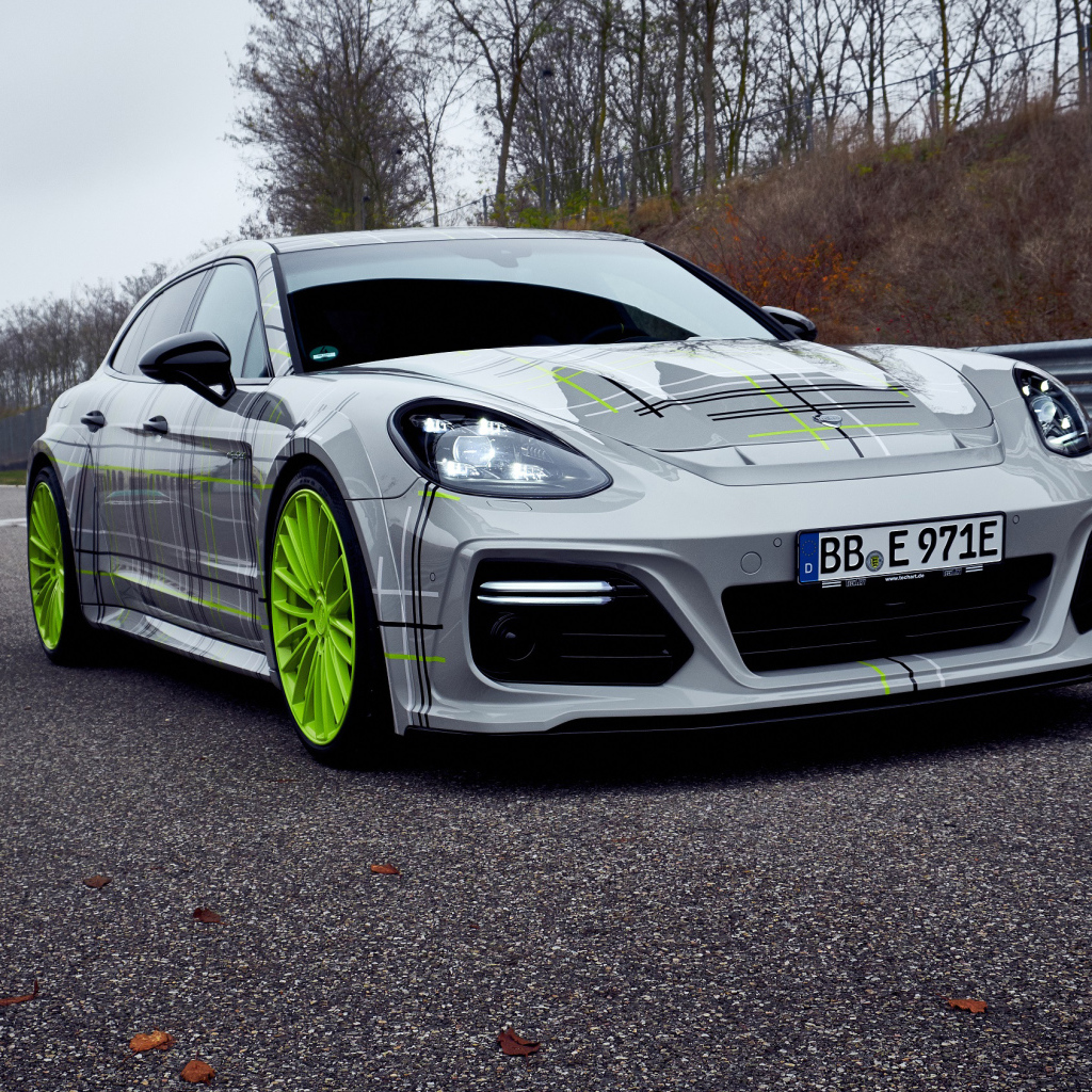 Серый автомобиль Porsche Panamera Turbo S E-Hybrid, 2019 года на трассе