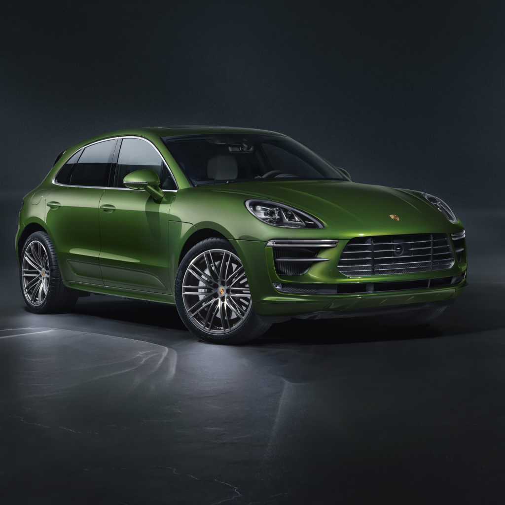 Зеленый автомобиль Porsche Macan Turbo 2019 года на сером фоне