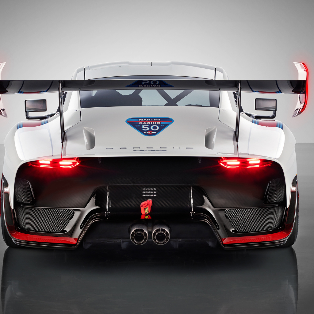 Автомобиль Porsche 935,  2019 года вид сзади