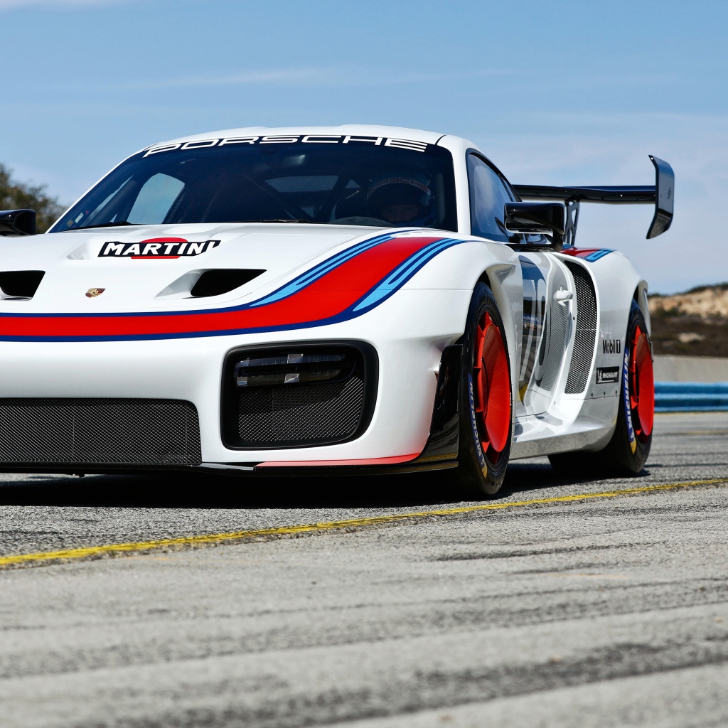 Гоночный автомобиль Porsche 935, 2019 года на трассе