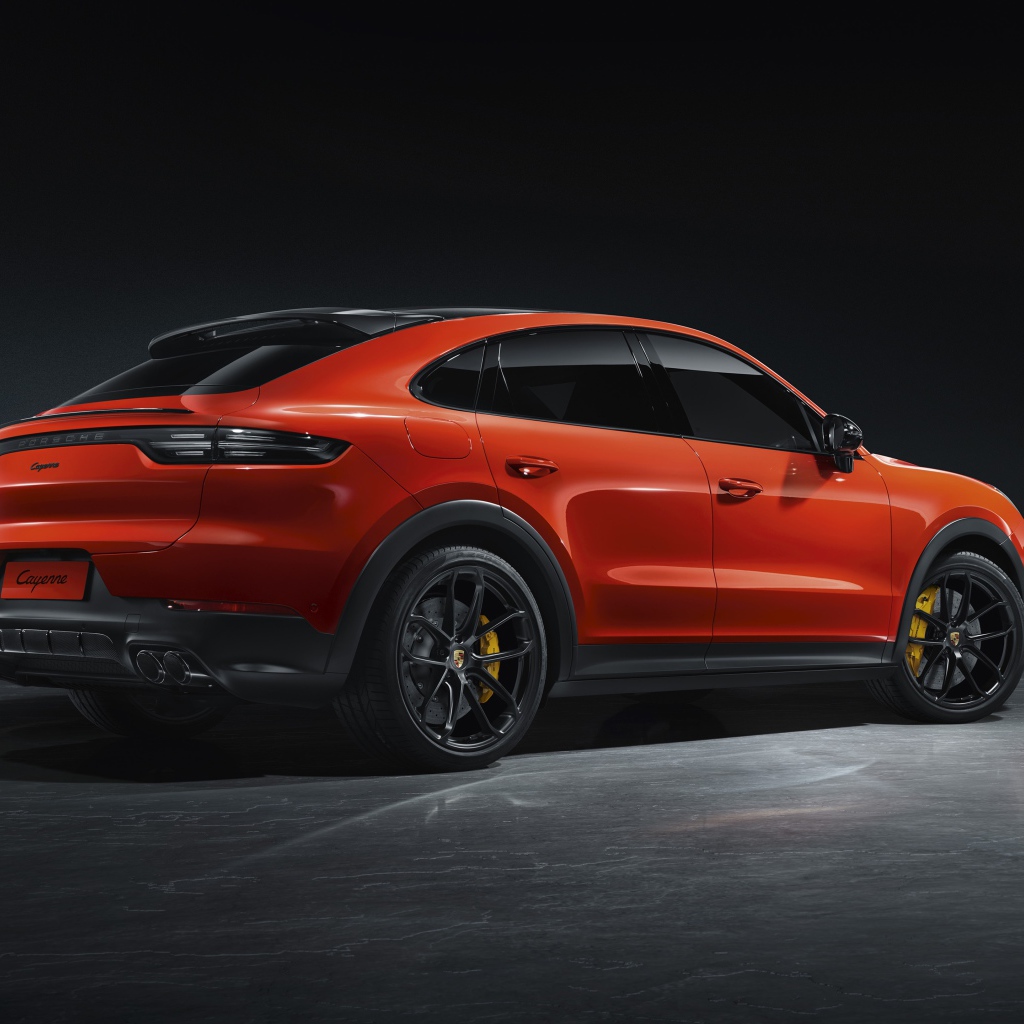 Красный автомобиль Porsche Cayenne Coupe 2019 года вид сзади