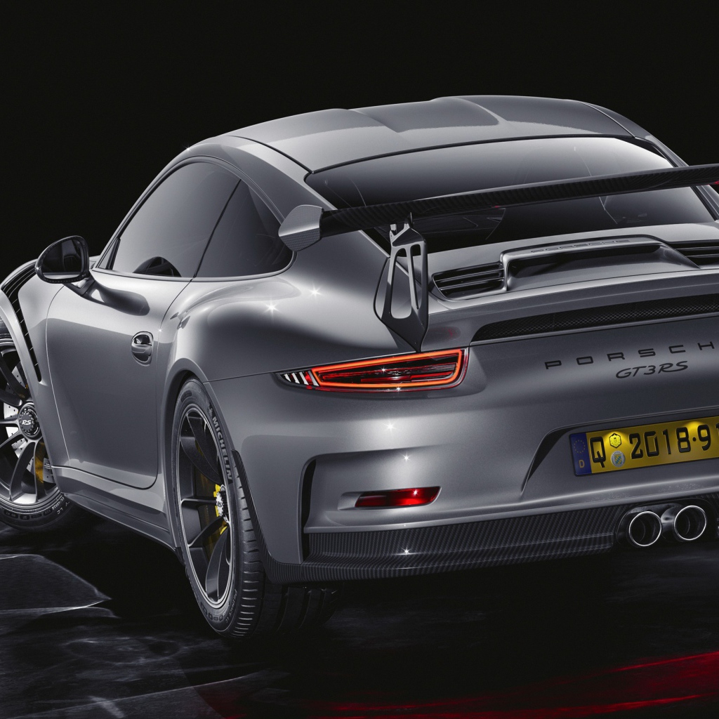 Серебристый автомобиль Porsche 911 GT3 RS CGI вид сзади