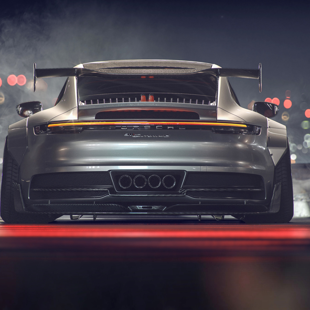 Серебристый спортивный автомобиль Porsche 911 GT, вид сзади