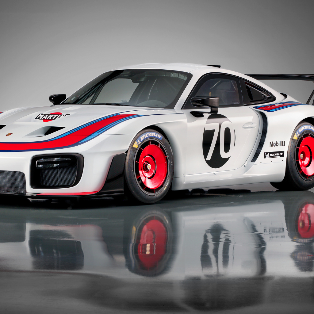 Спортивный автомобиль Porsche 935,  2019 года на сером фоне