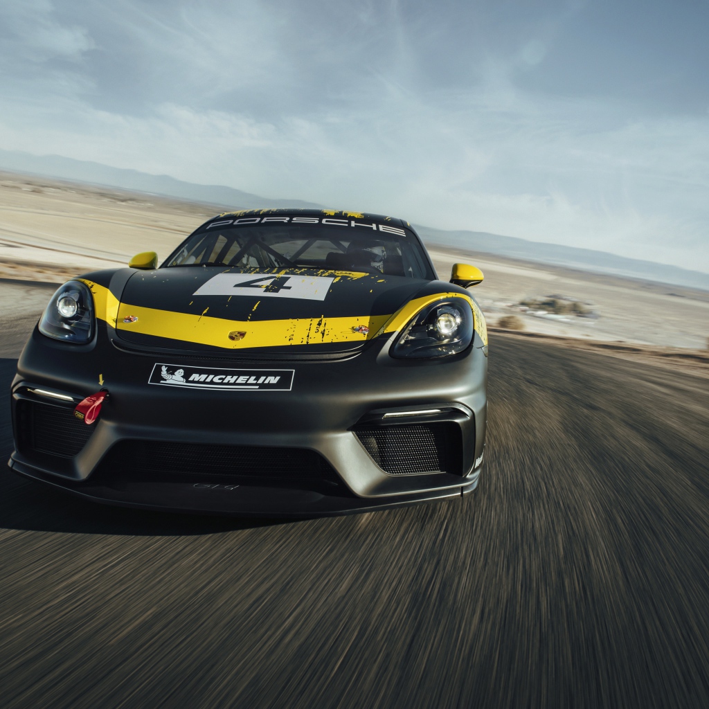 Спортивный автомобиль Porsche Cayman GT4 вид спереди
