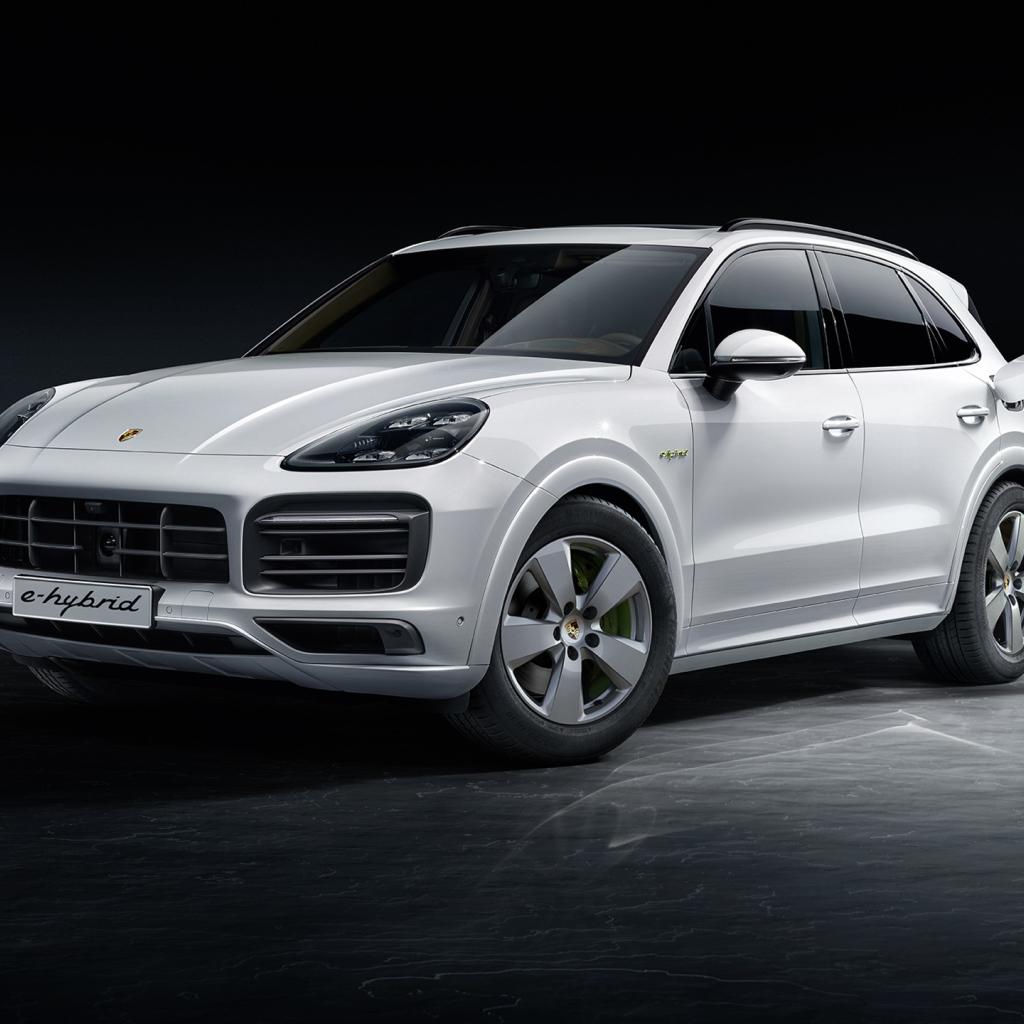 Белый внедорожник Porsche Cayenne E-Hybrid 2018 года на заправке 
