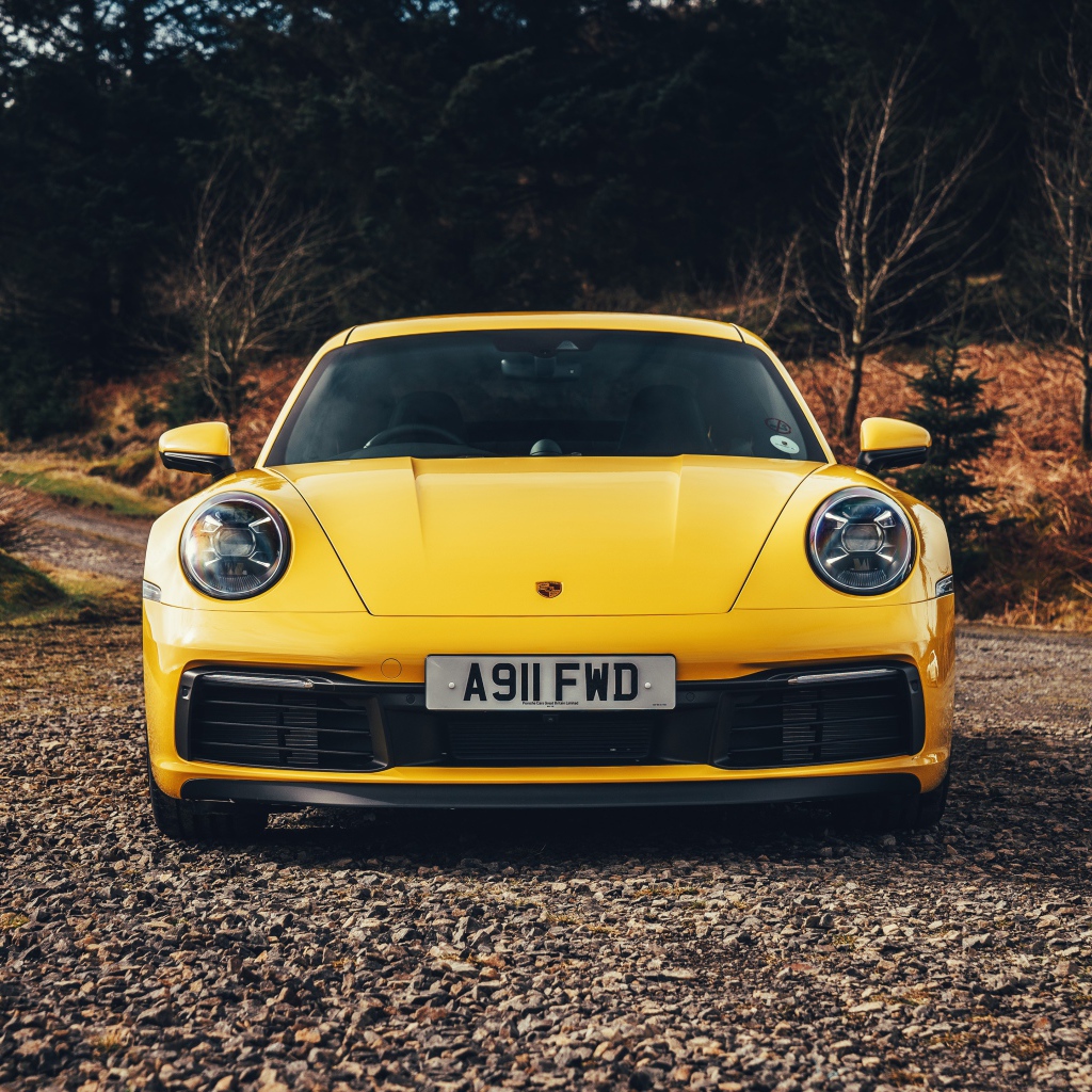 Желтый спортивный автомобиль Porsche 911 Carrera 4S 2019 года