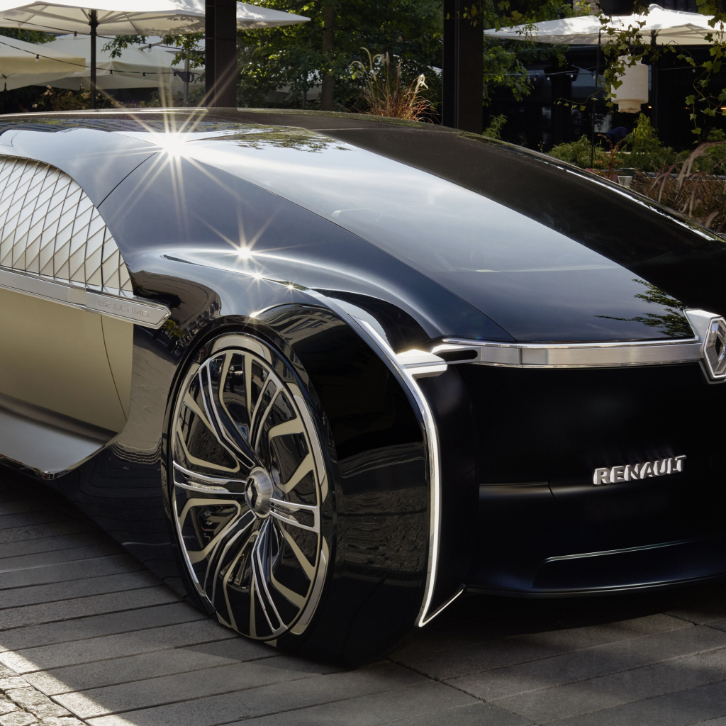 Красивый автомобиль Renault EZ-Ultimo 2018 года у кафе