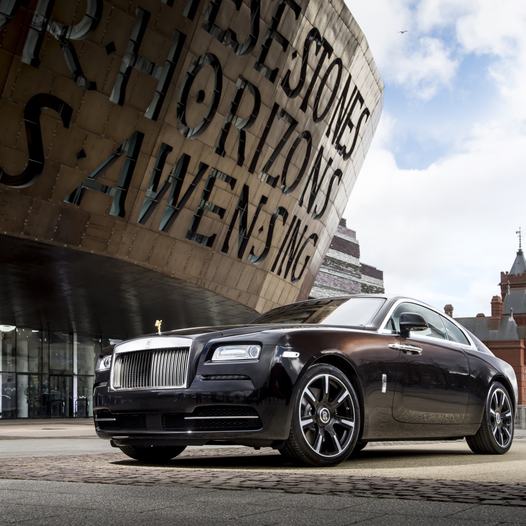Черный автомобиль Rolls-Royce Wraith в городе