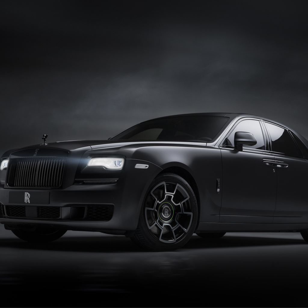 Черный стильный автомобиль Rolls-Royce Ghost  2019 года 