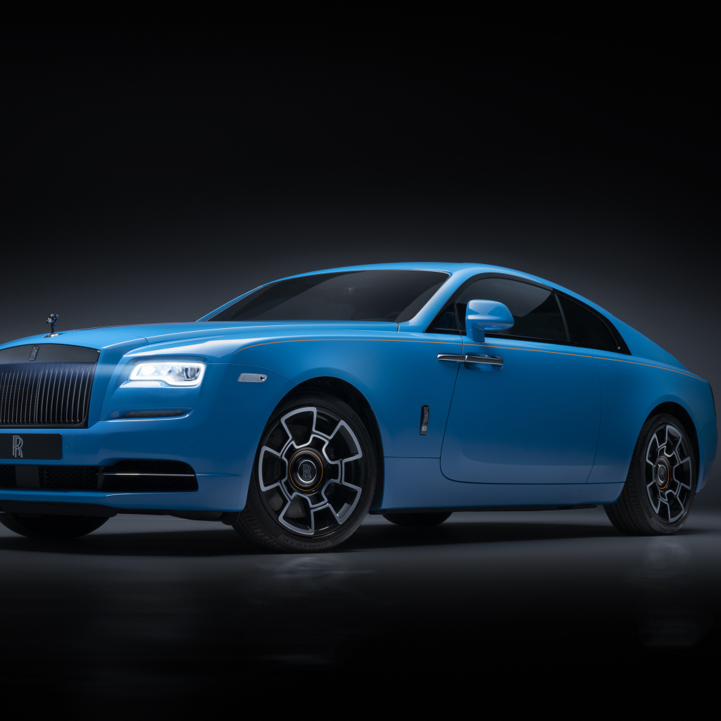 Голубой автомобиль Rolls-Royce Wraith, 2019 года на сером фоне