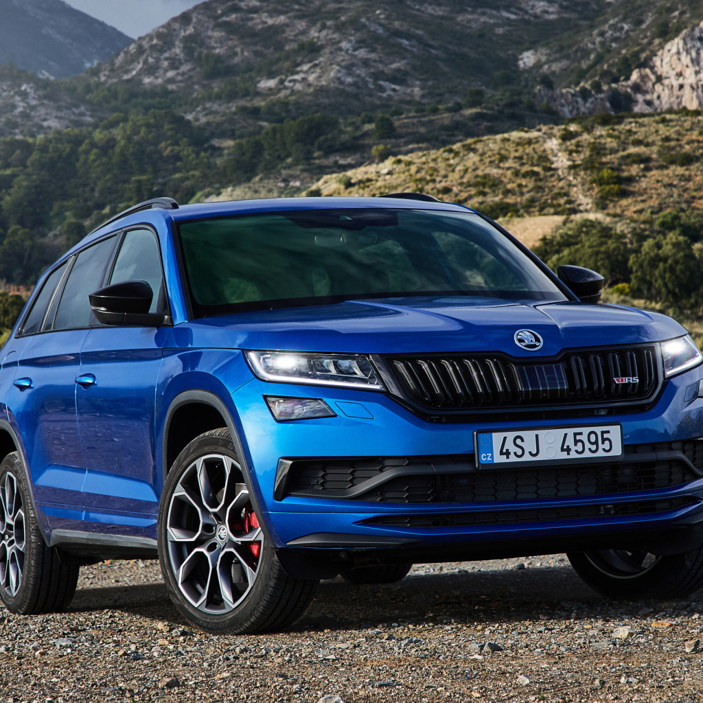 Синий автомобиль Skoda Kodiaq RS 2019 года в горах 
