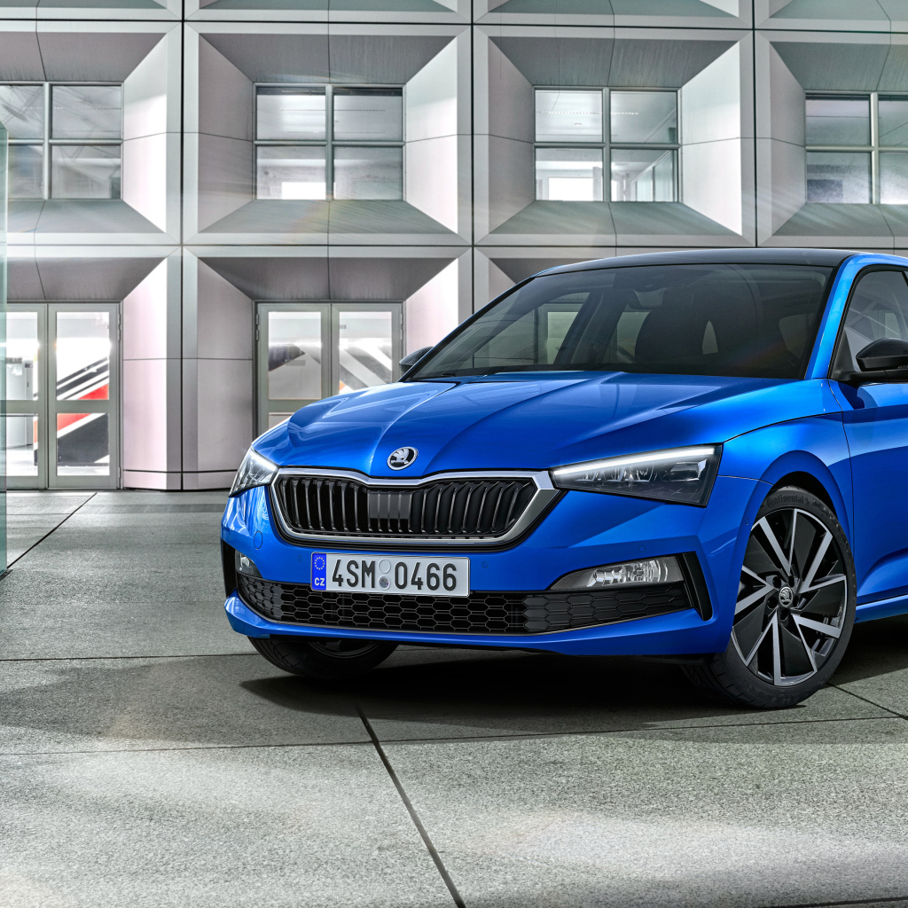 Синий автомобиль Skoda Scala 2019 года в автосалоне
