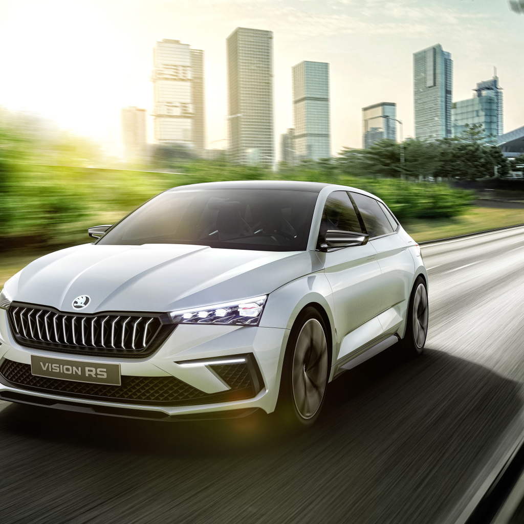 Автомобиль Skoda Vision RS 2018 года на трассе 