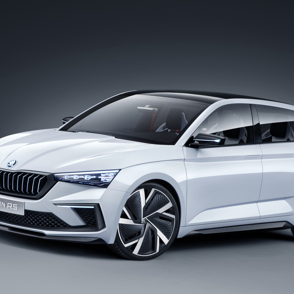 Белый автомобиль Skoda Vision RS 2018 года на сером фоне