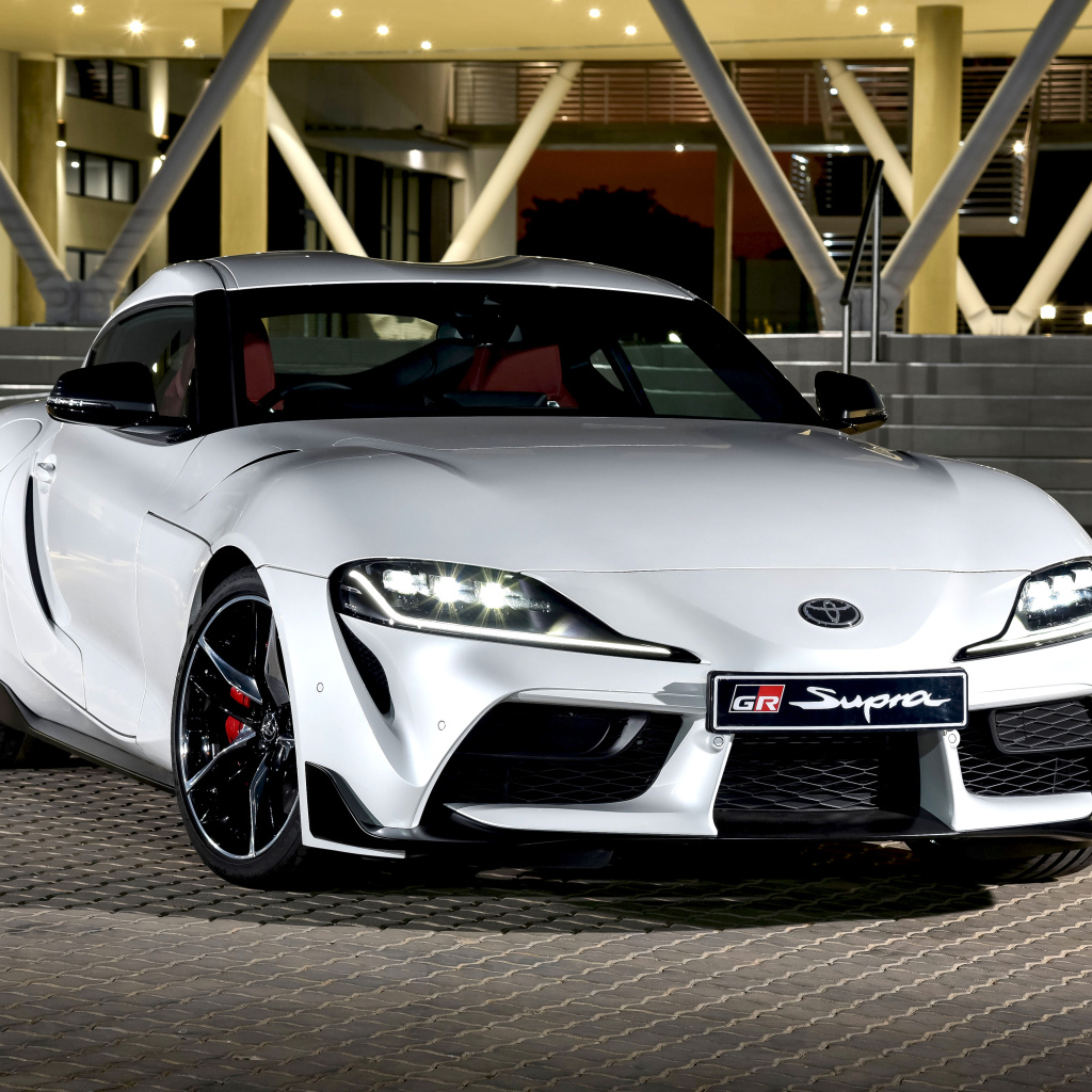 Белый автомобиль Toyota GR Supra 2019 года