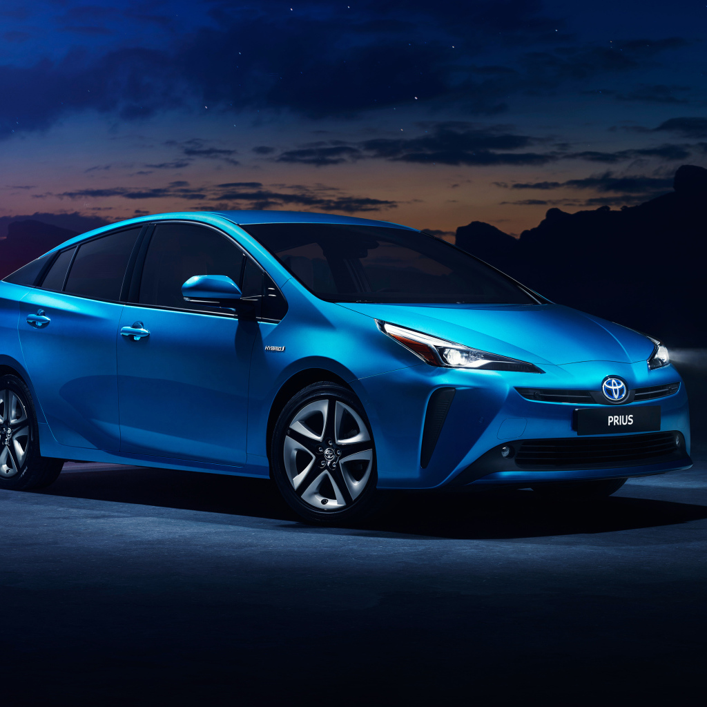 Синий автомобиль Toyota Prius 2019 года в свете луны 