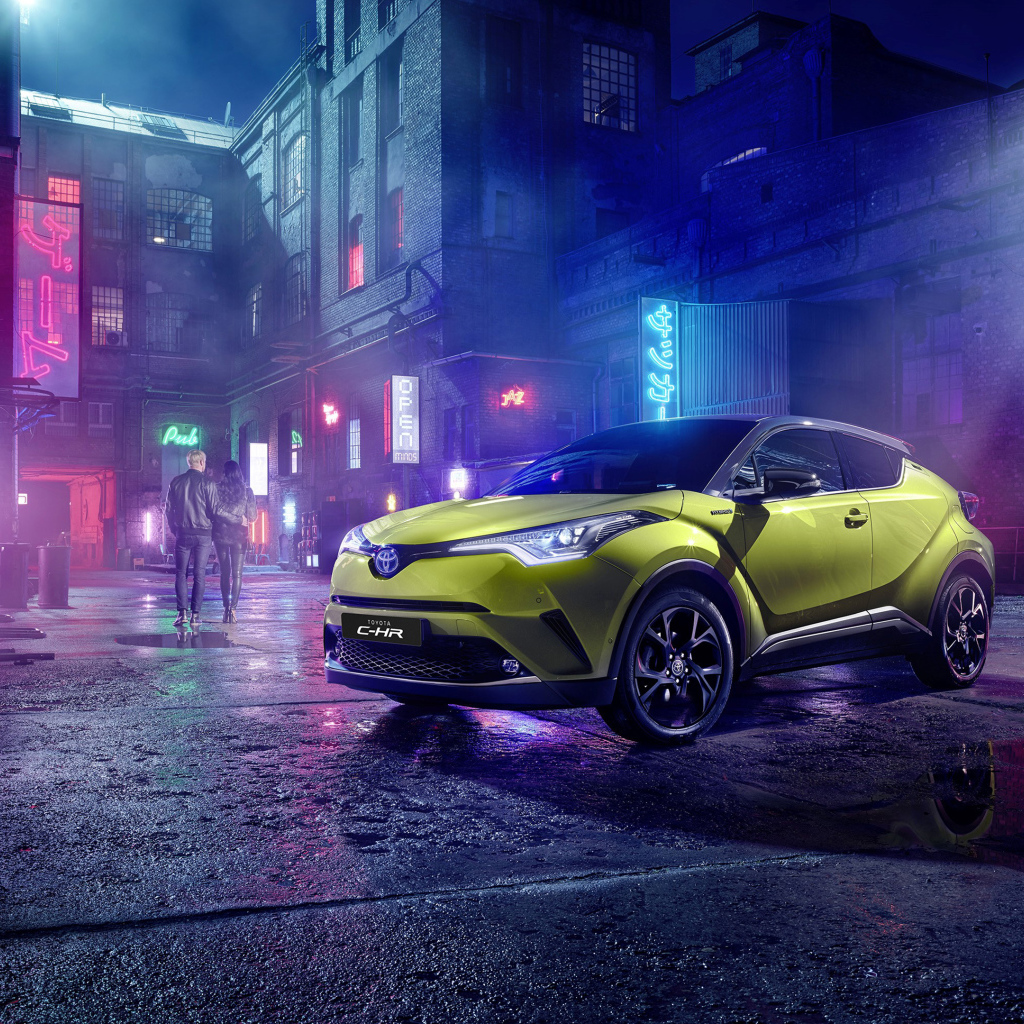 Автомобиль Toyota C-HR, 2019 года на ночной улице