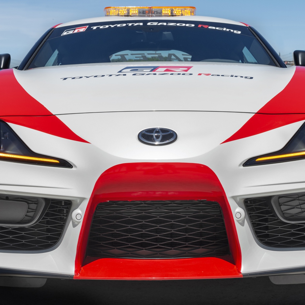 Автомобиль Toyota GR Supra Safety Car, 2019 года крупным планом
