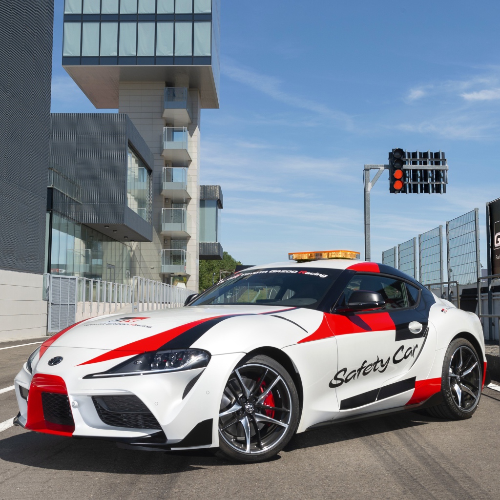 Автомобиль Toyota GR Supra Safety Car, 2019 года на улице