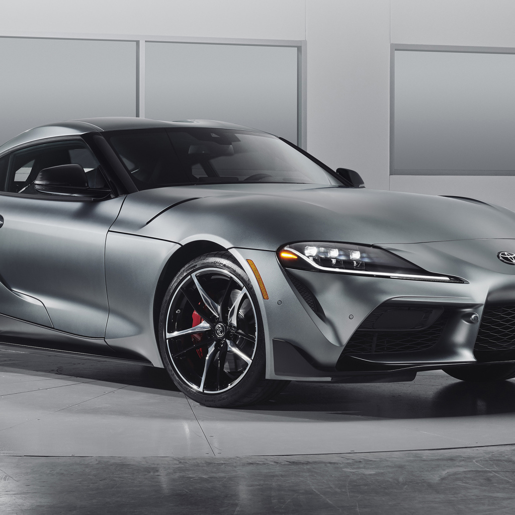 Серебристый спортивный автомобиль Toyota GR Supra, 2020 года