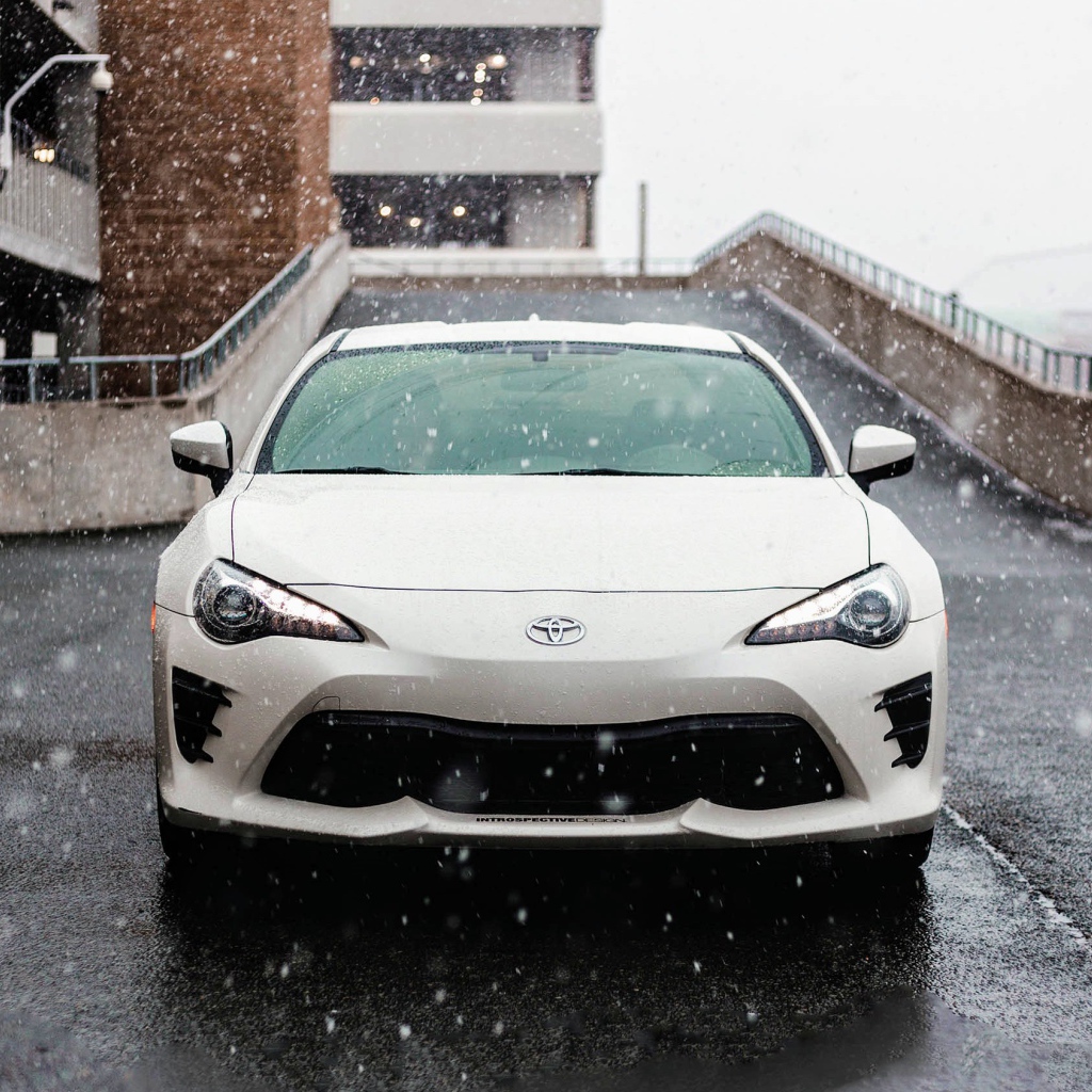 Белый автомобиль Toyota Supra на улице зимой