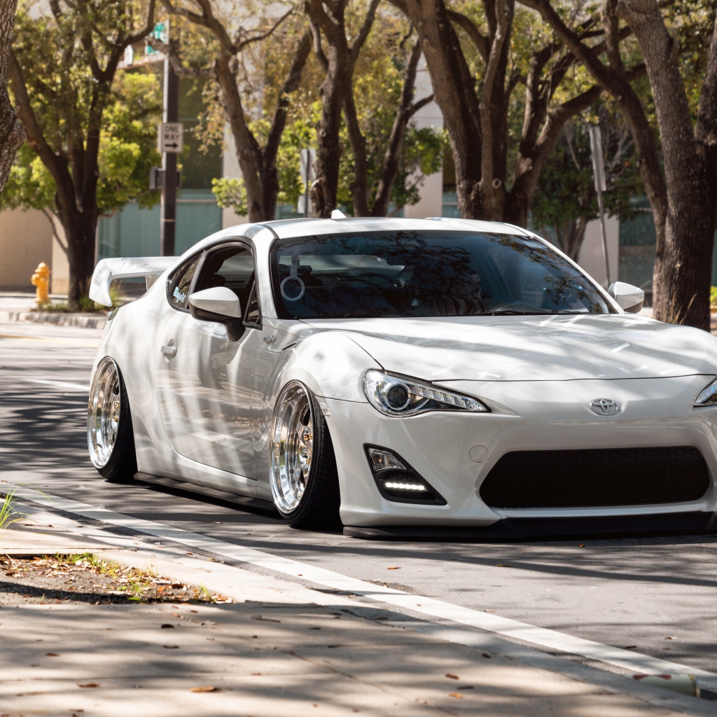 Белый спортивный автомобиль  Toyota 86, 2019 года в городе