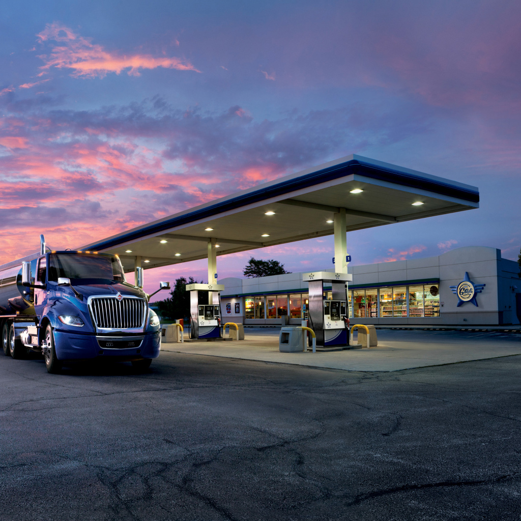 Большой синий грузовик на заправке