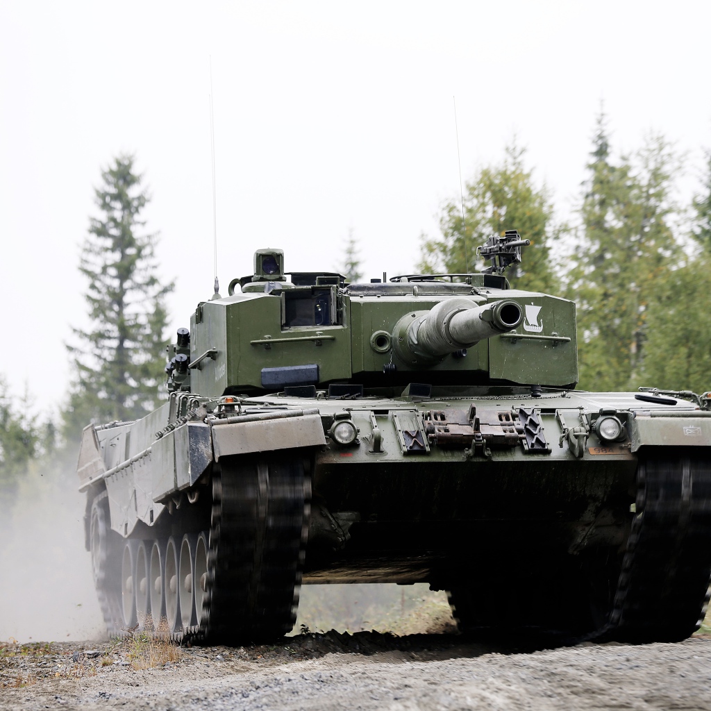 Зеленый танк Леопард 2