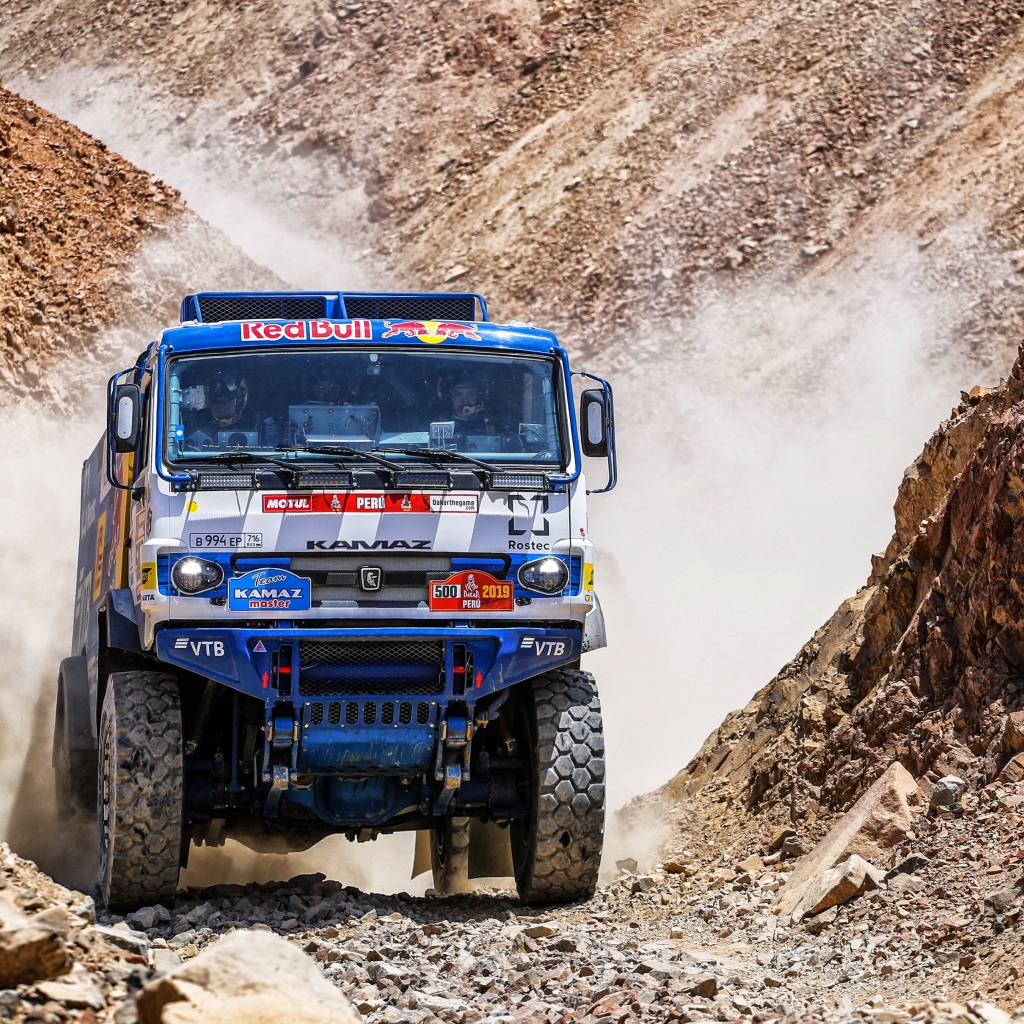 Спортивный камаз на бездорожье на соревновании по  Ралли 