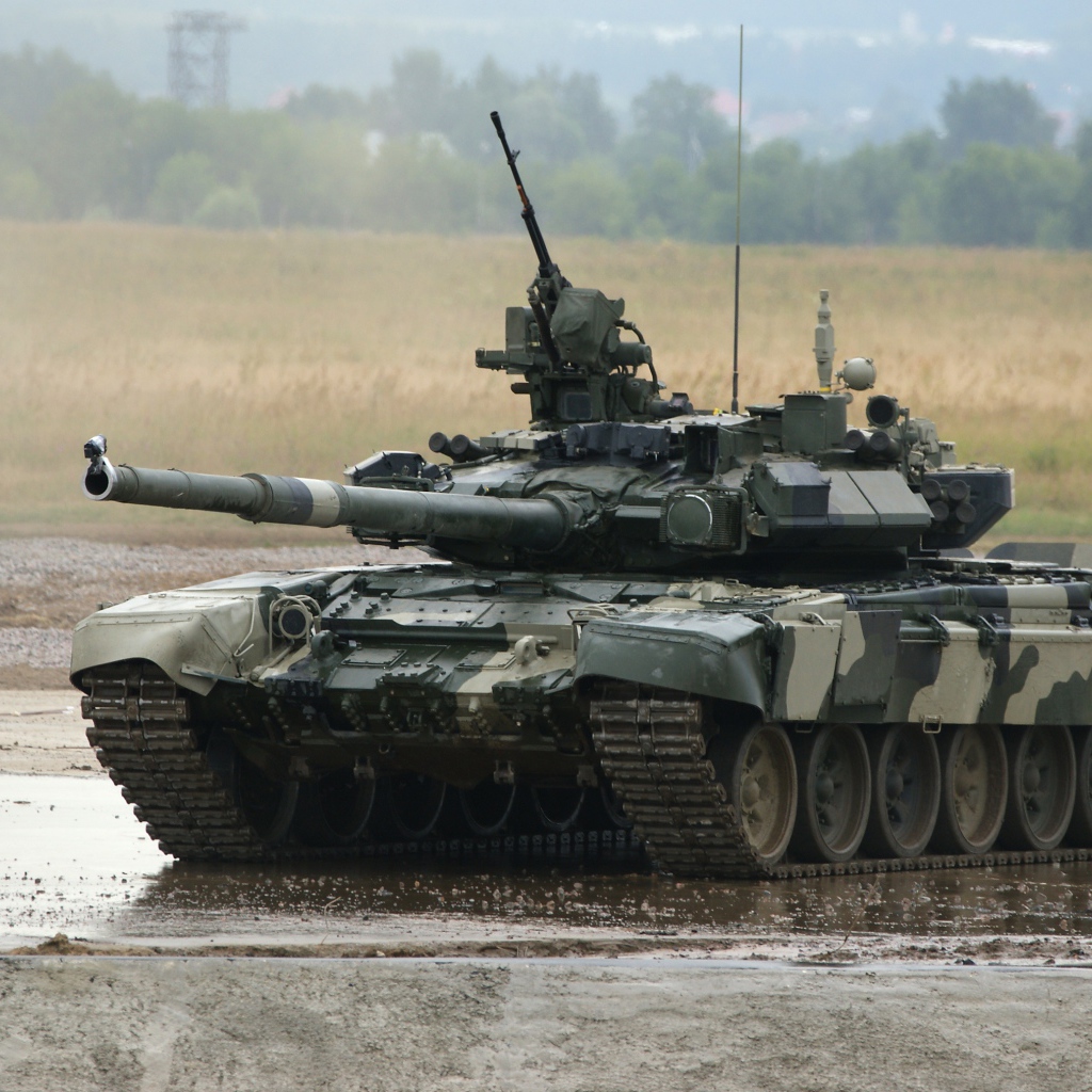 Танк T-90 в грязи