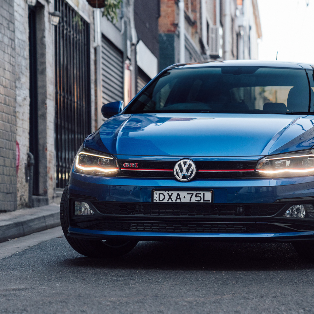 Синий автомобиль Volkswagen Polo GTI 2018 года 