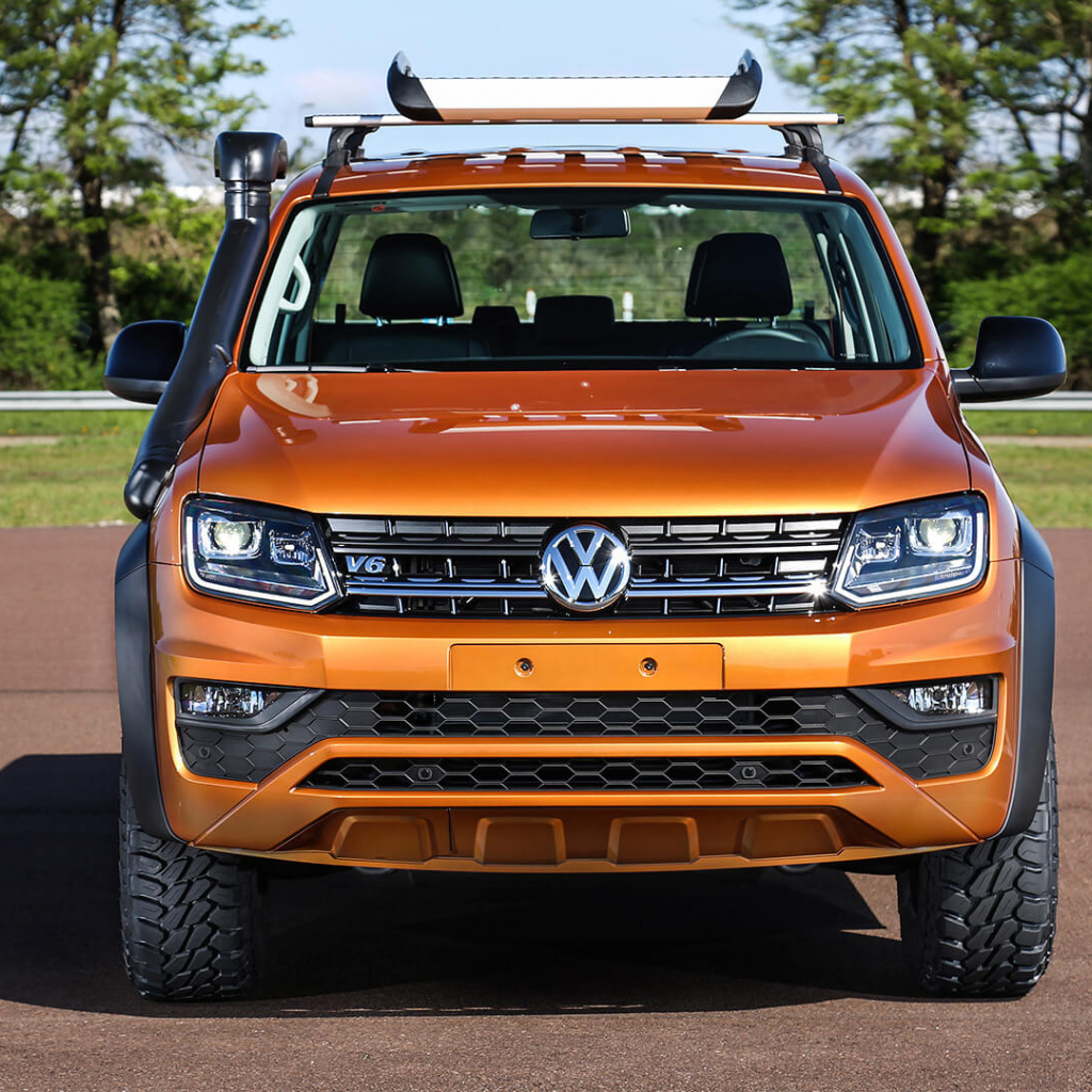 Золотистый внедорожник Volkswagen Amarok V6 вид спереди 