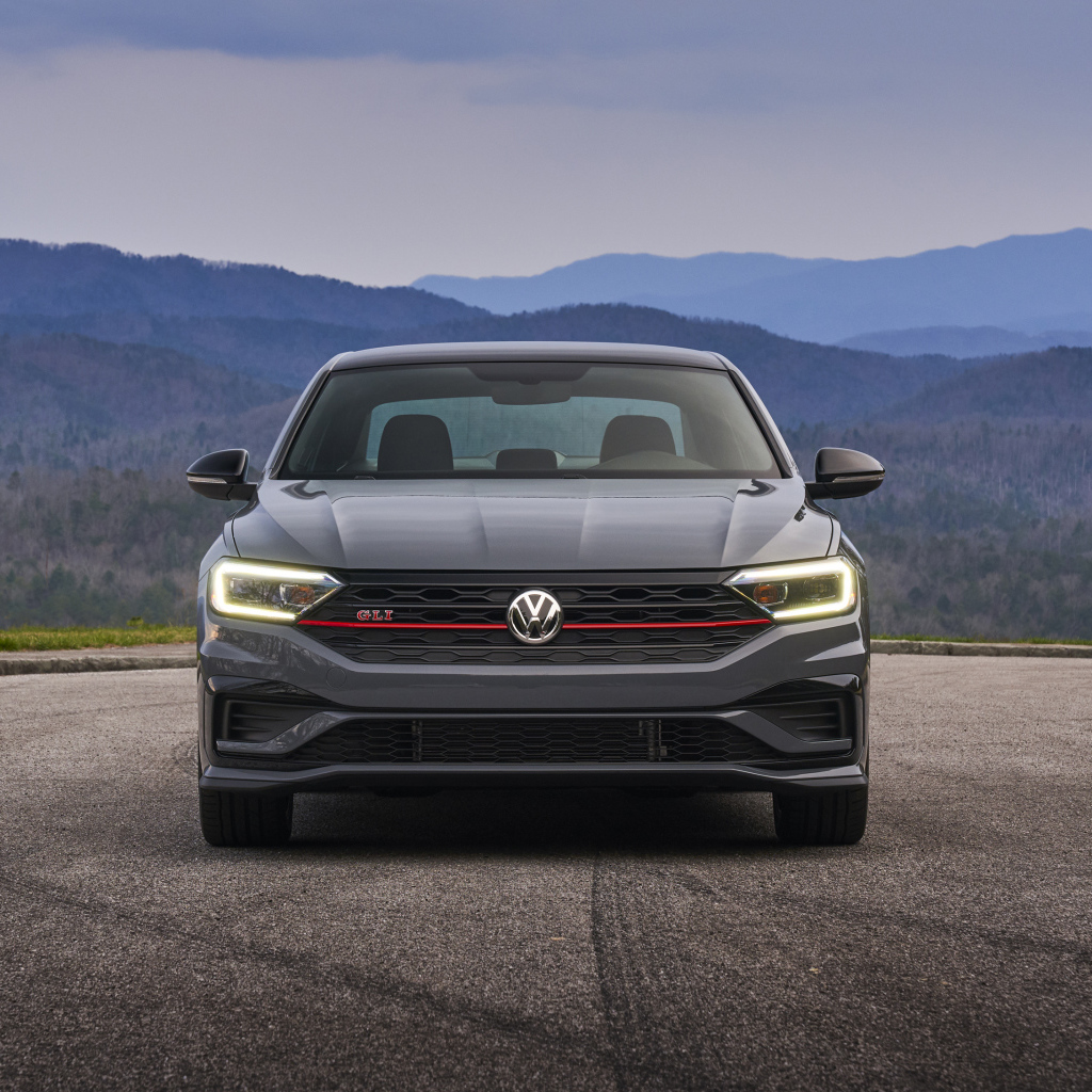 Серебристый автомобиль  Volkswagen Jetta GLI, 2019 года на фоне горизонта 