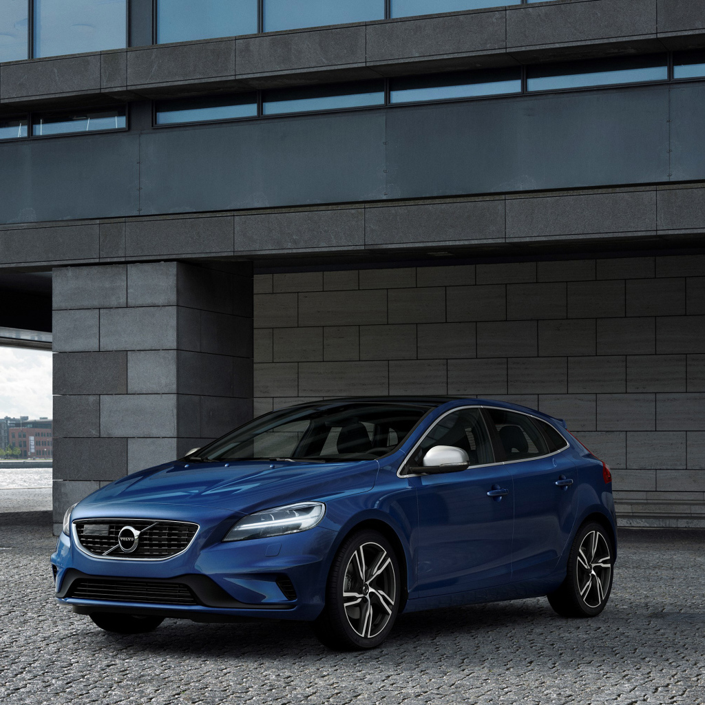 Синий автомобиль Volvo V40 у здания