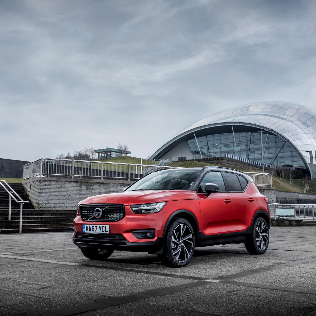 Красный внедорожник Volvo V60 на фоне пасмурного неба