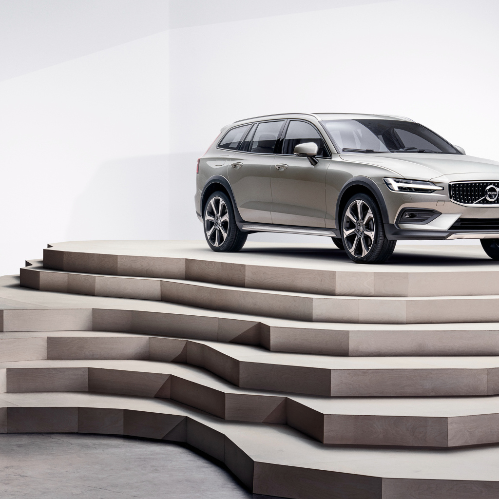 Серебристый автомобиль Volvo V60 T5  на пьедестале 